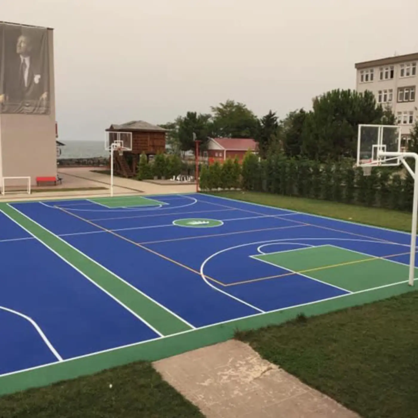 Okul Bahçesi Çok Amaçlı Saha — Akrilik Saha uygulama örneği